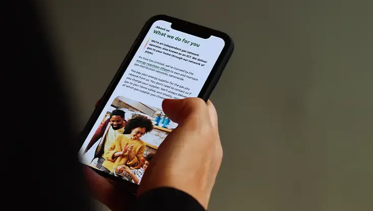 A user browsing the mua website on their mobile phone. 